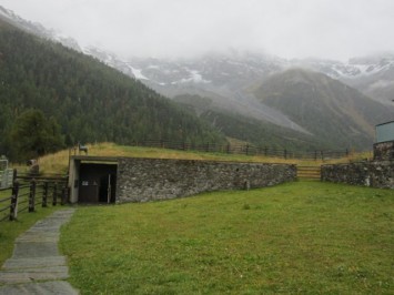 Figura 8 - Construcción semi-subterranea del Museo Ortles al pie de los Alpes